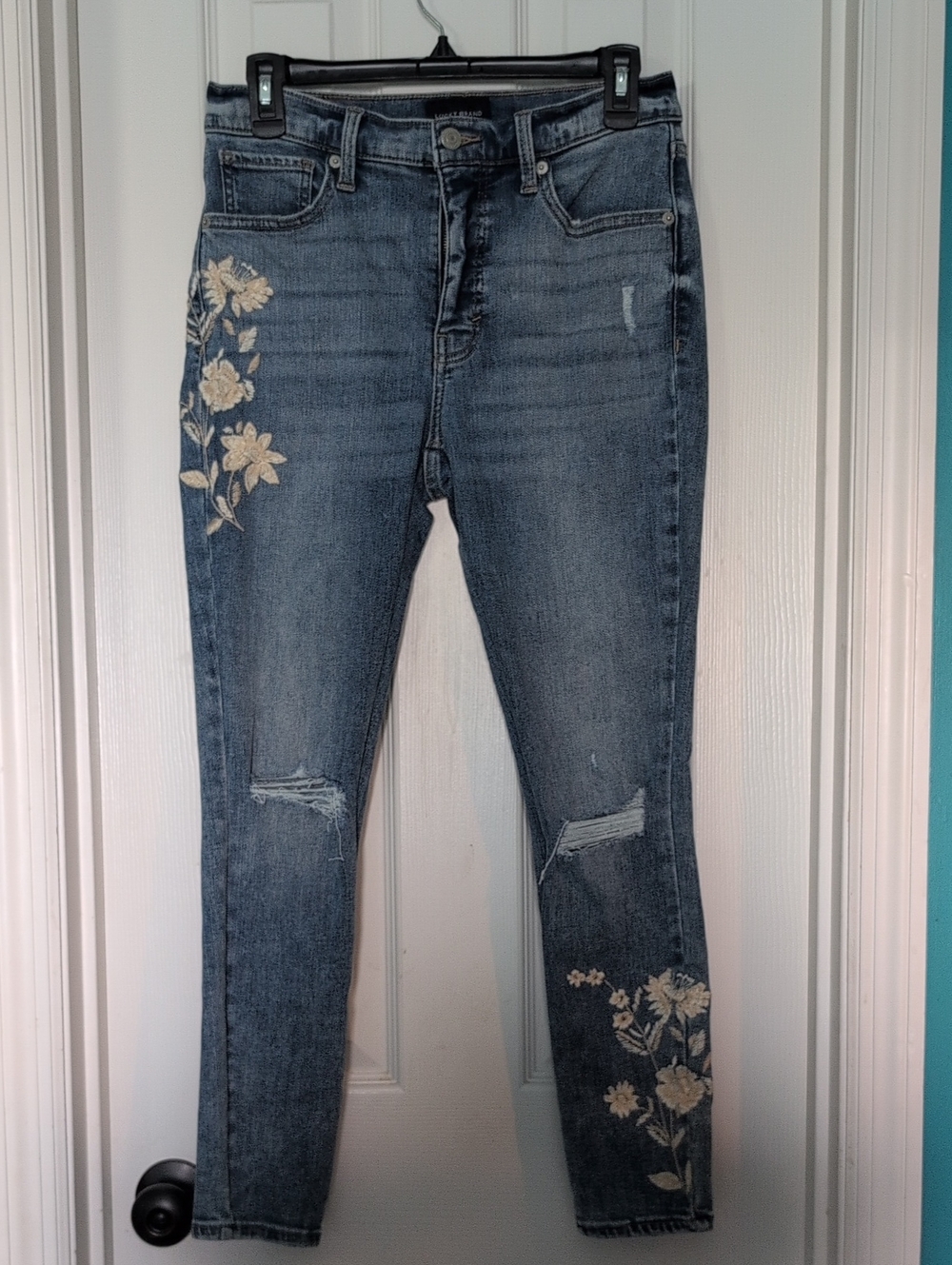 Lucky Brand Blue Skinny Jeans with Cream Floral Embroidery 8/29